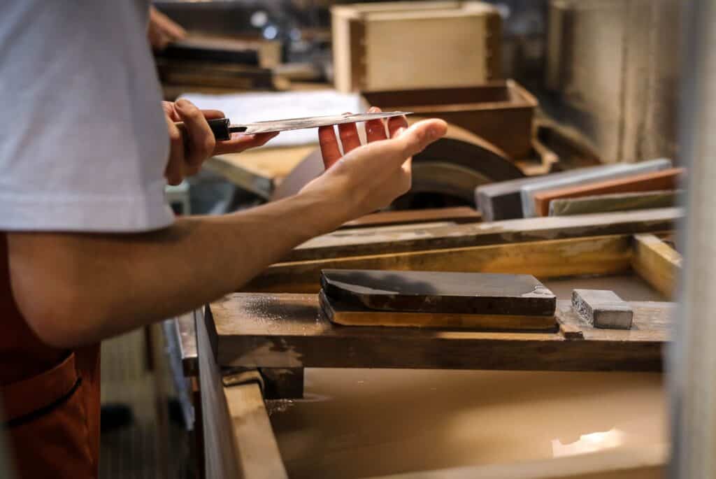 Fabrication d'un couteau traditionnel chez un forgeron