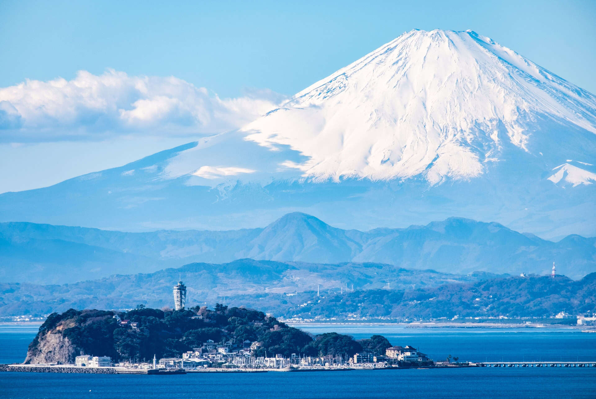ile de enoshima avec vue sur le mont fuji en arriere plan ile de enoshima avec vue sur le mont fuji en arriere plan
