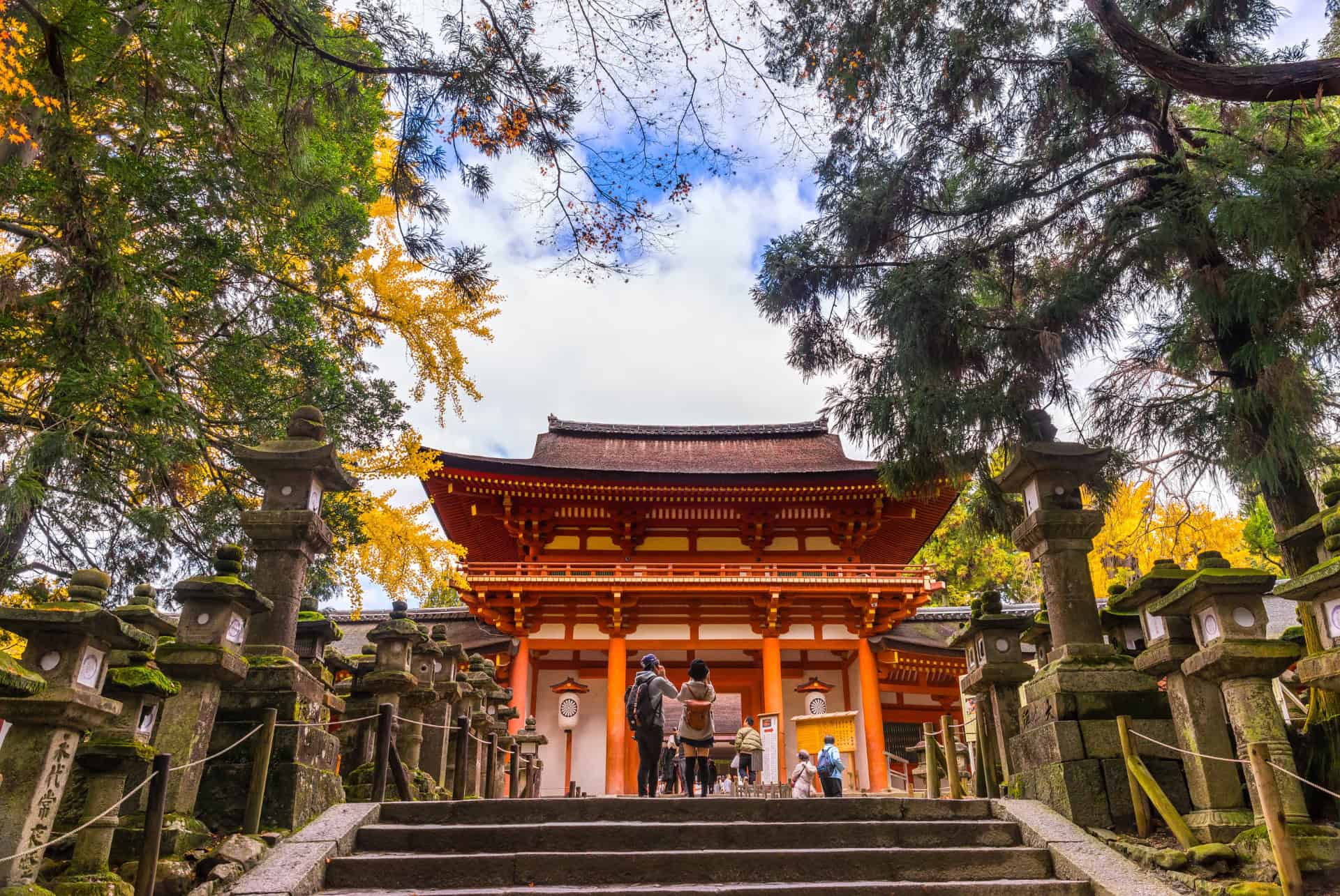 entree principale du temple kasuga taisha a nara