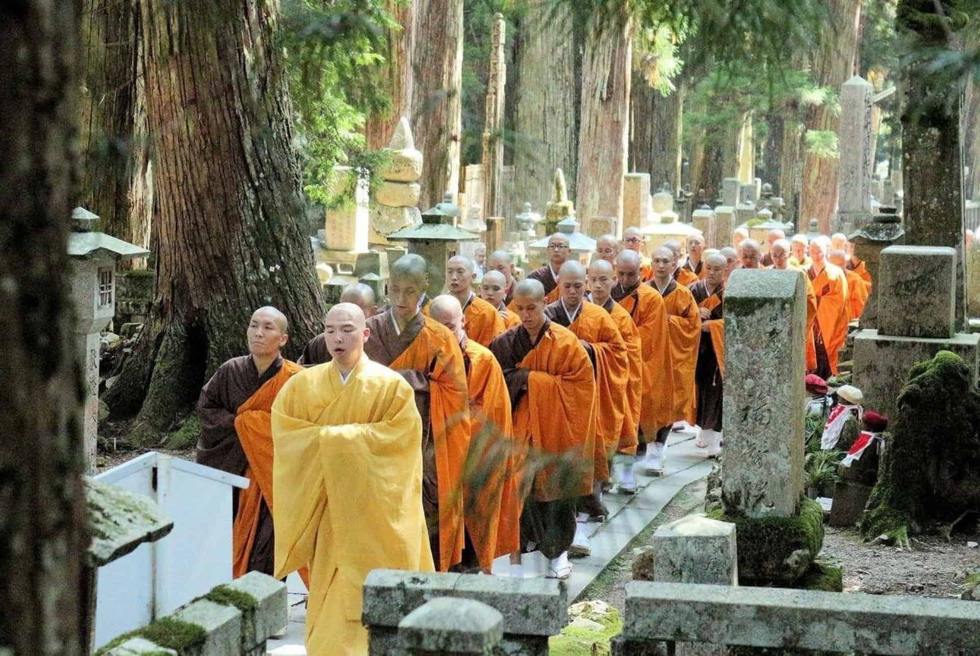 procession de moines au cimetiere okuno in