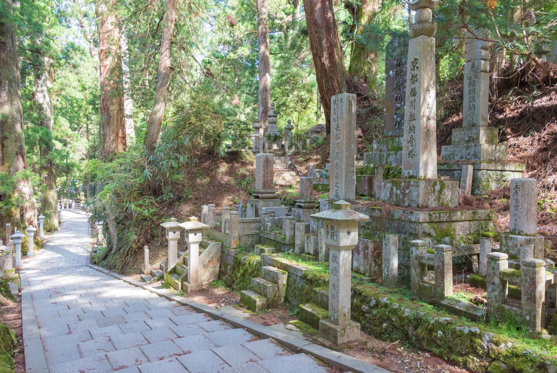 tombes au cimetiere de okuno in