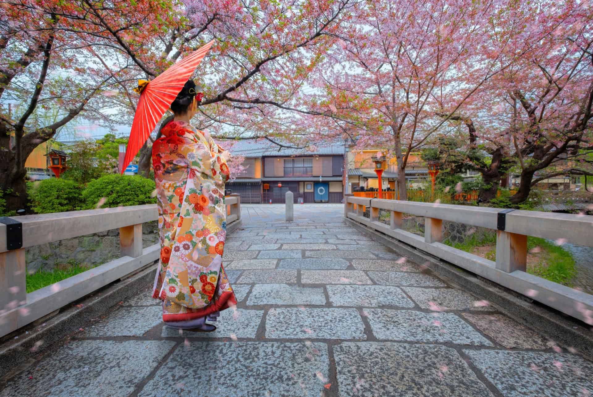 canal shirakawa gion kyoto