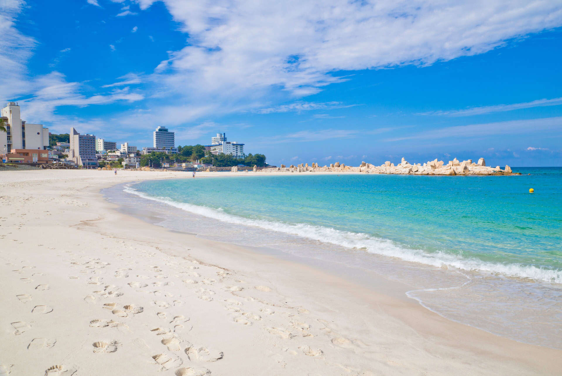plage de shirahama japon en ete