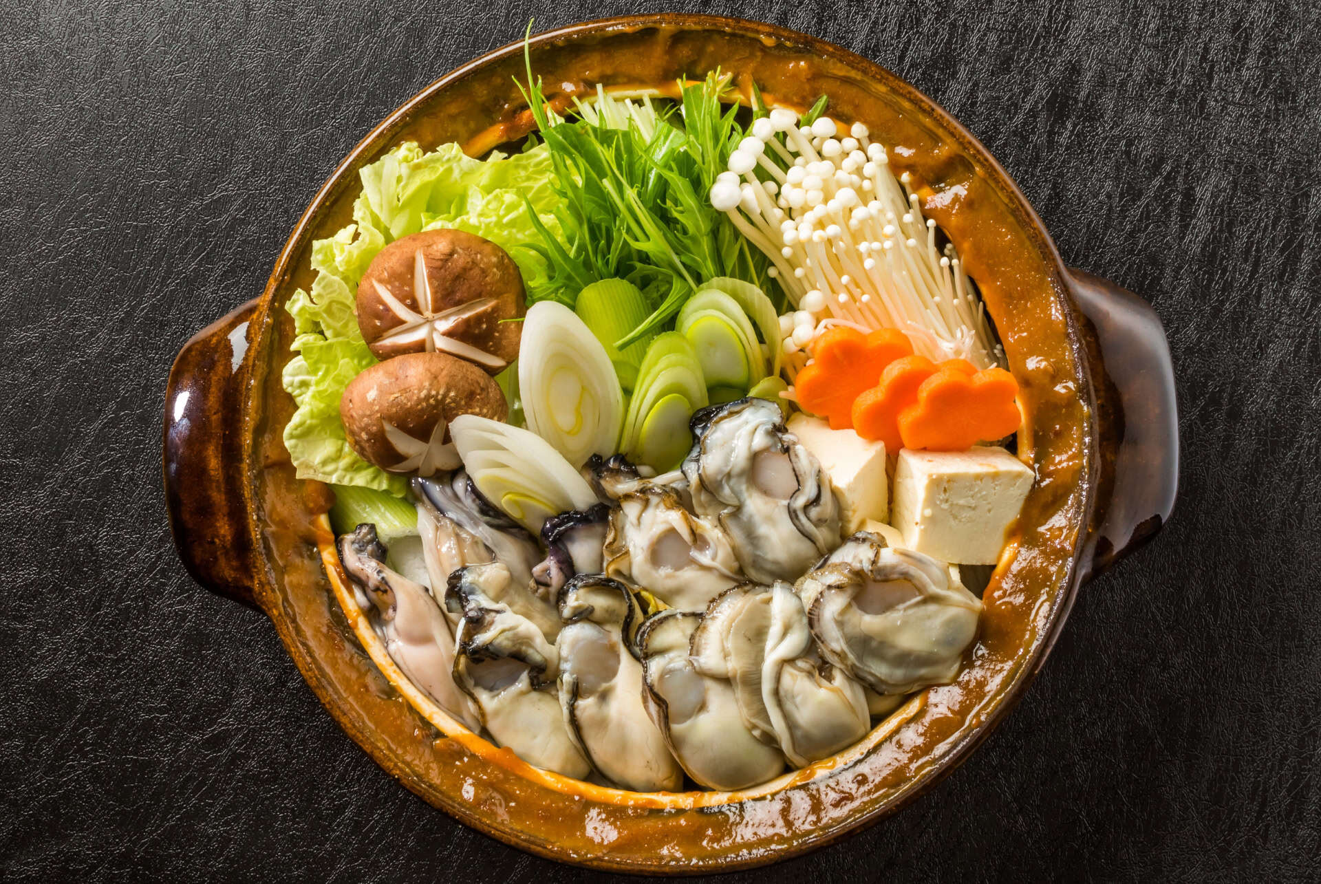 dote nabe avec les bords de la marmite couverts de pate miso