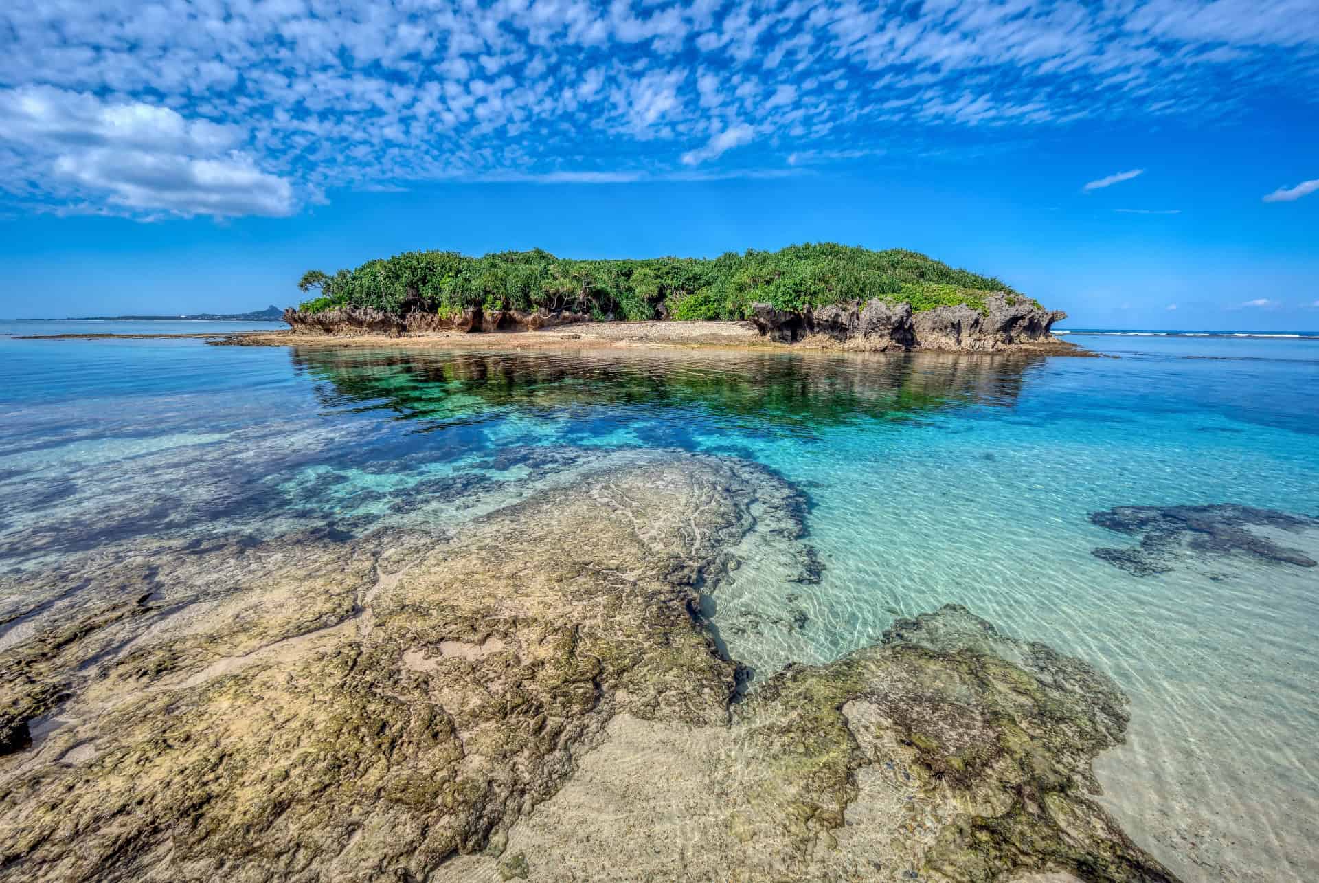 les eaux cristallines de motobu a okinawa