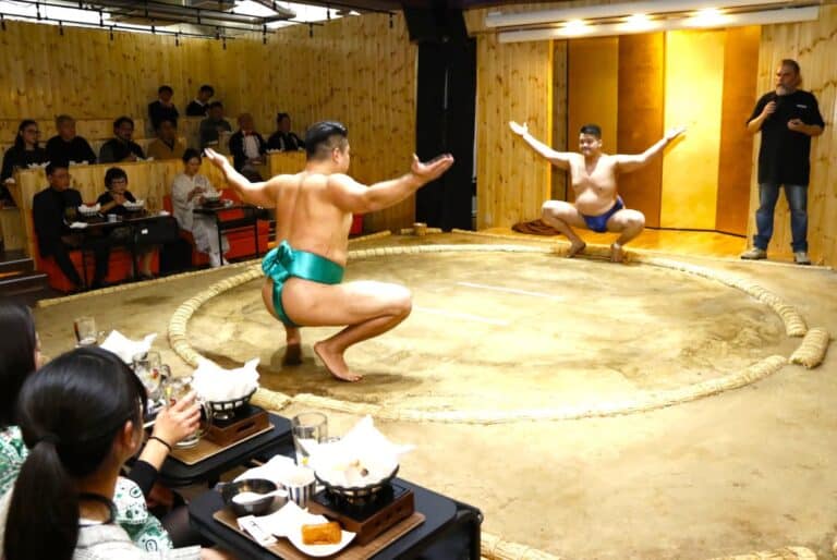 Spectacle de sumo et hot pot