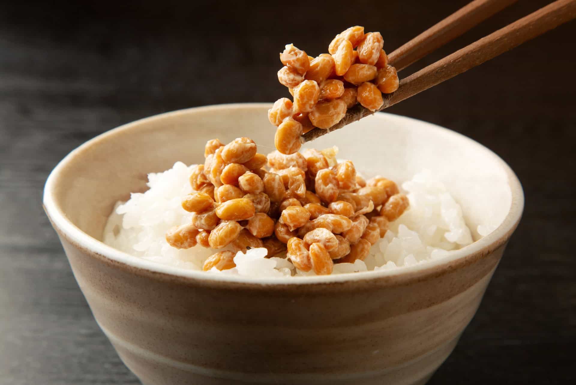 specialites culinaires au japon le natto des graines de soja fermentees