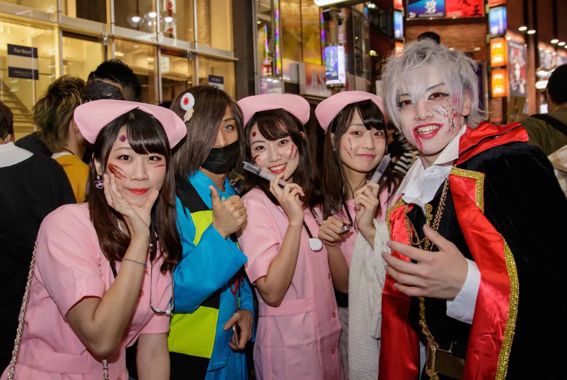 japonais deguises pour halloween a tokyo