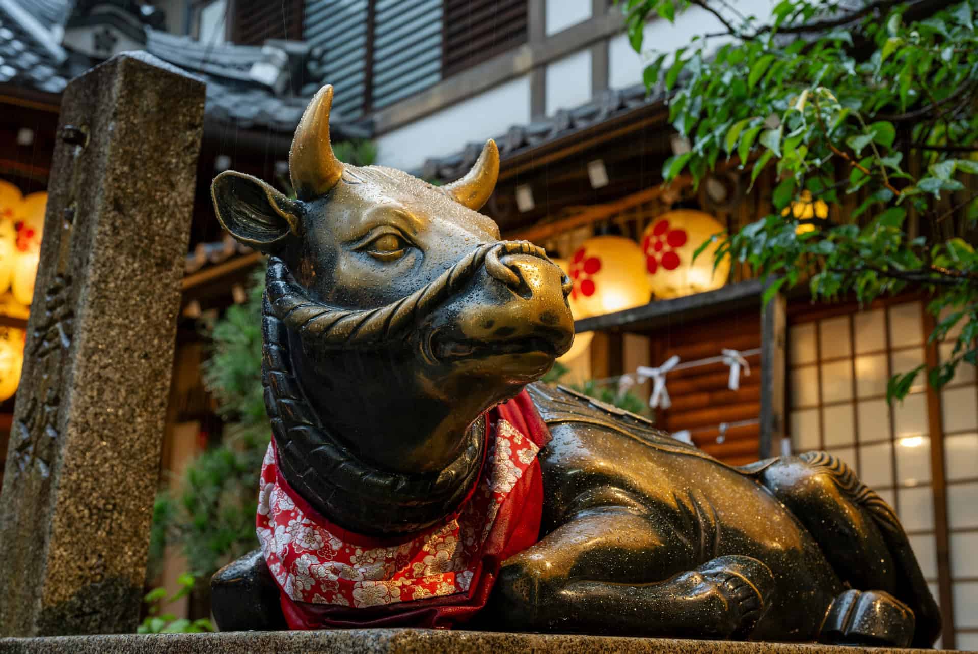 statue de boeuf au sanctuaire de nishiki tenmangu