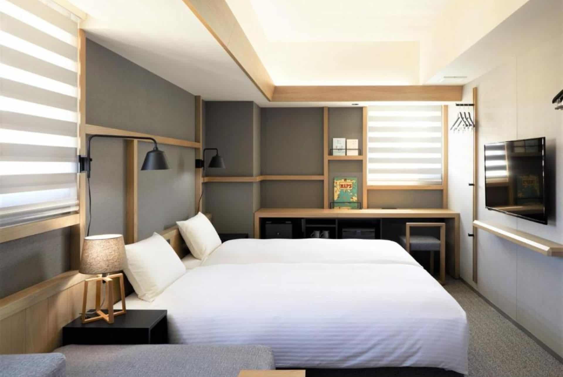 lamp light book hotel chambre