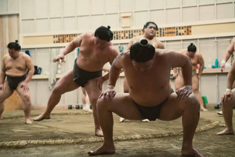 Entraînement matinal de sumo à Tokyo