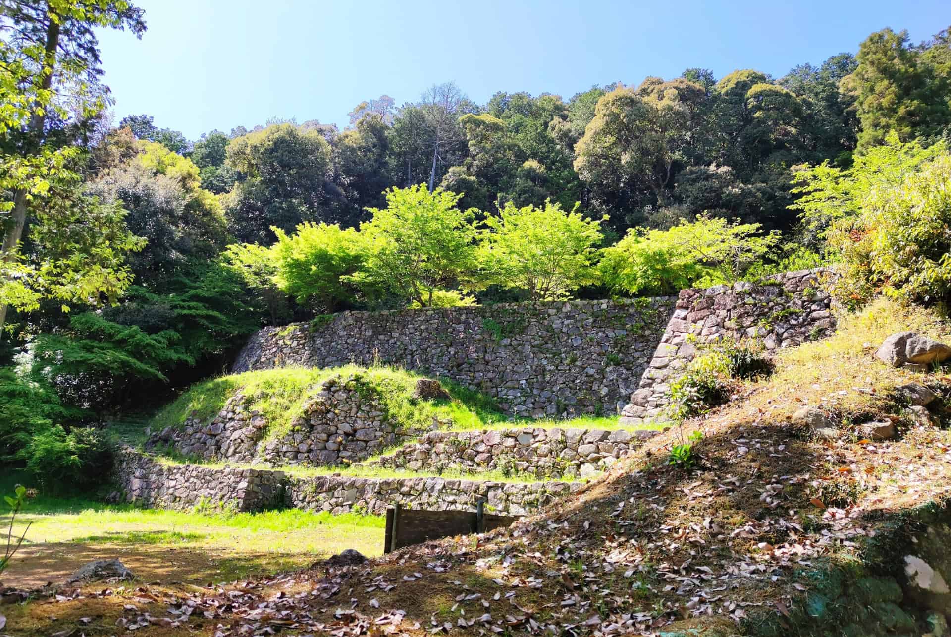 ruines chateau azuchi ruines chateau azuchi